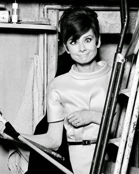 Audrey Hepburn en el set de 25 divertidas fotos de rodajes de películas clásicas