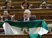 Cuando falta razón recurre bandera
