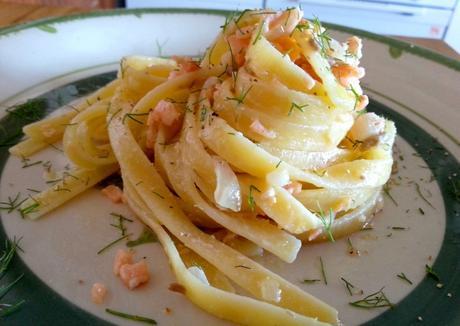 Pasta con salmón y nata - Pasta Fetuccinis con salmón ahumado, nata y vodka - Fettuccine al salmone e vodka - Pasta with smoked salmon and vodka cream sauce tallarinessalmonnatavodka